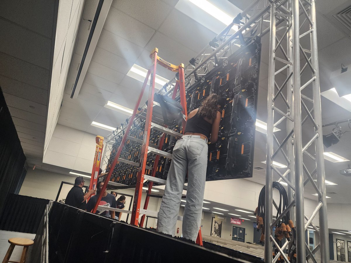 yshimojyo's tweet photo. The ALL girls team building the LED Wall in preparation of #STEPCon! Wow! @Society4Science @step_stem_ie @RCOESTEM @ValVerdeUSD https://t.co/oKuaTe8FR9