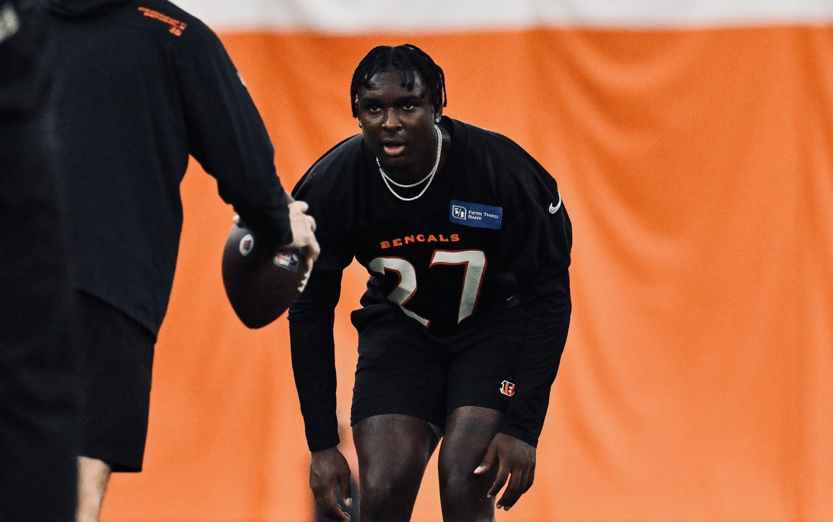 CinCity808's tweet photo. Fact or fiction?

Jordan Battle needs to start alongside Dax Hill already https://t.co/jeXf95iOOy