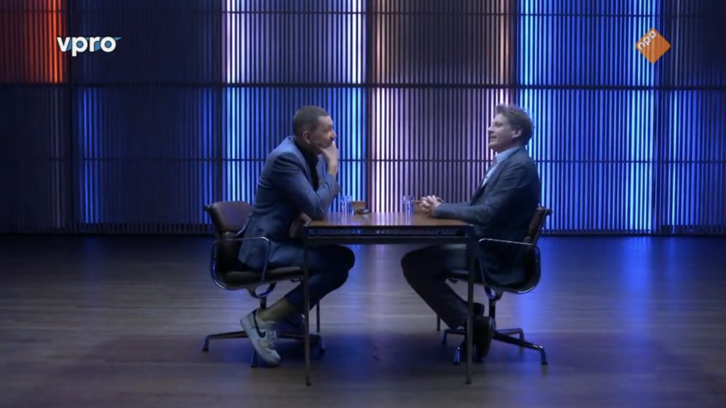 bartvermandere's tweet photo. In een praatprogramma ontvang je dagelijks gasten. Waarom zou je dan de interviewtafel in godsnaam op een sokkel plaatsen? Hoe moet ‘n #rolstoelgebruiker straks aansluiten in deze spiksplinternieuwe studio? Zomergasten kon dit wel #drempelloos! Wat een #ontwerp in z’n eenvoud! ♿️ https://t.co/q6g8g81CrU