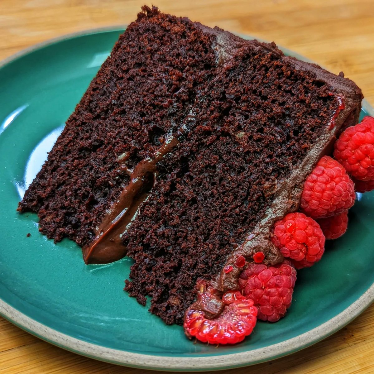 banzaimerlin's tweet photo. Bake Off is BACK and my obsessed self couldn't be more excited!!! Made the Cake Week technical challenge on stream yesterday - the famous (if only for the missing raspberry) Chocolate Fudge Cake!
#BanzaiBites #CakeWeek #GBBO #BakeOffWannabe
#ChocolateFudgeCake #TechnicalChallenge https://t.co/774v5hEIjk