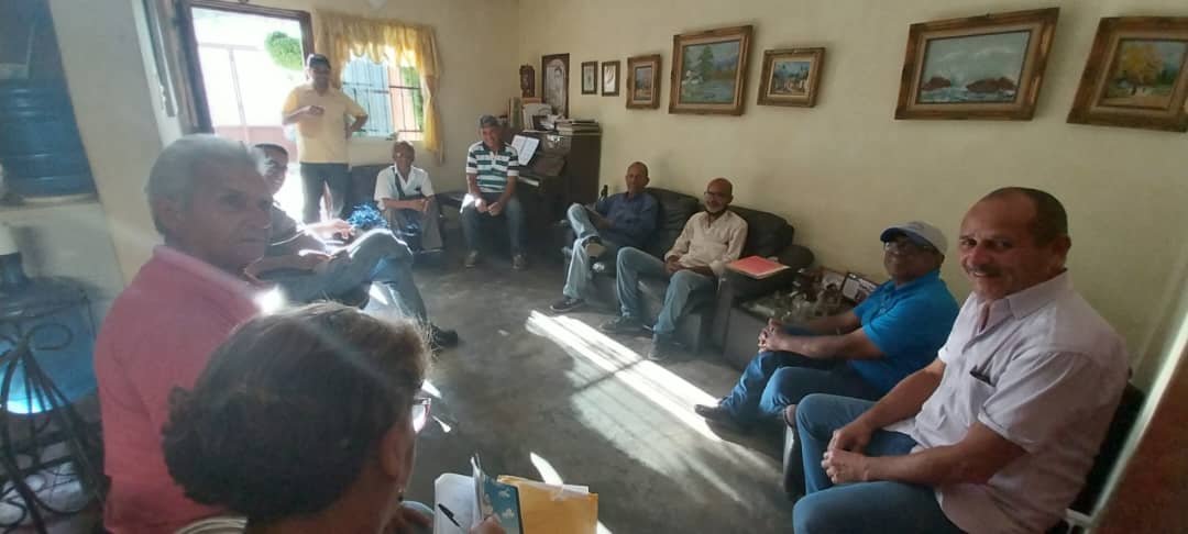 StalinLinares's tweet photo. Hoy reunión del @CEMValmoreRVale en planificación constante por el rescate de la institucionalidad, nosotros trabajamos Por una Venezuela libre y de los venezolanos rumbo al triunfo del Líder @prospericarlos próximo Presidente de Venezuela. Las parroquias históricas ADelante https://t.co/P4LguOS8mQ
