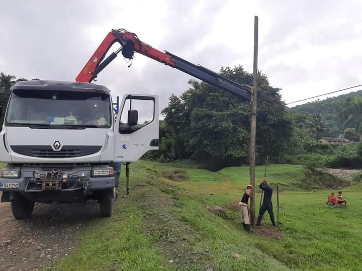 #ETECSA_GUANTÁNAMO# Continúan las acciones de Mantenimiento y revitalización de las redes de Telecomunicaciones en Yateras. Hoy podando y enderezando  postes en la red local de Arenal. Nuestros saludos a la Brigada de Línea # 3.