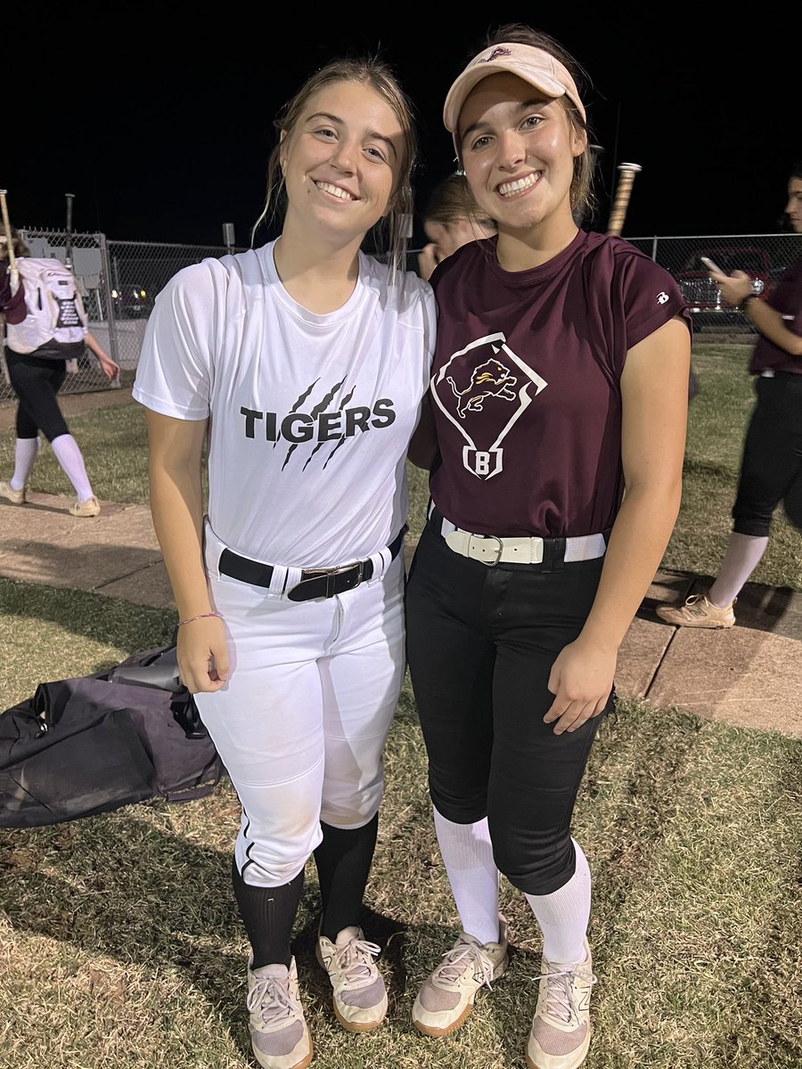 AshtanGainey's tweet photo. Got to play against my girl @MalloriePool can’t wait to be wearing the same uniform again!! #GameTimeFamily #softball #thebestcenterfielderever #redandblack https://t.co/Qx4c6CY6lO