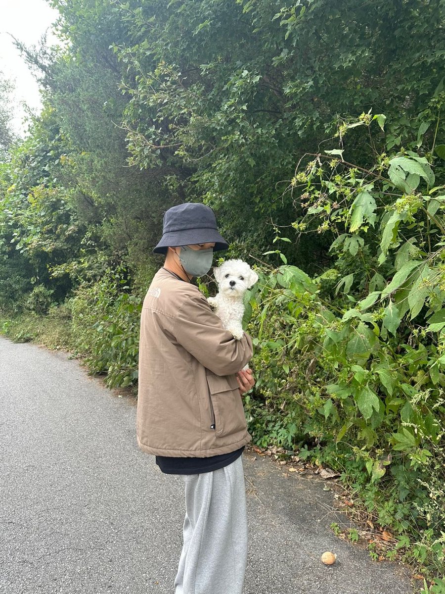 yeopbojagi's tweet photo. @설이 예찬이한테 안겨있을땐 이만한데 상엽이한테 안기니까 걍 개쪼끄만아기강아지됨

아………….침나와 https://t.co/AWliNKwR4s