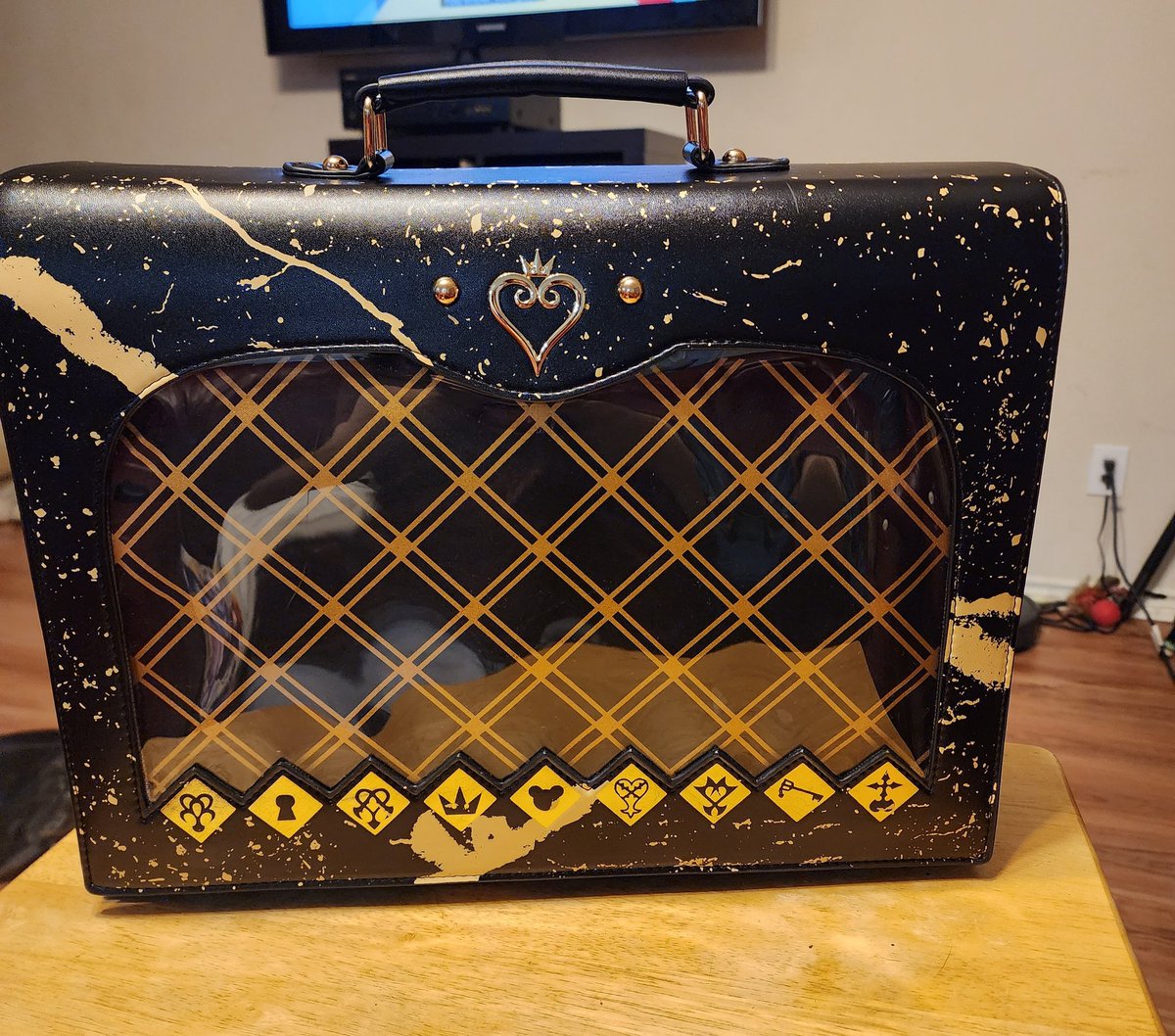ViolinistDemon's tweet photo. Holy Shit! My Kimgdom Hearts Ita Bag from @khplayingcards finally came in and it's way bigger than I expected it to be! 😂 
I can't wait to fill it with all my KH pins! 

Special thanks to @TheFauxsynder for posting hers and letting me know they were still available! 🥰 https://t.co/j4pweMdwfx