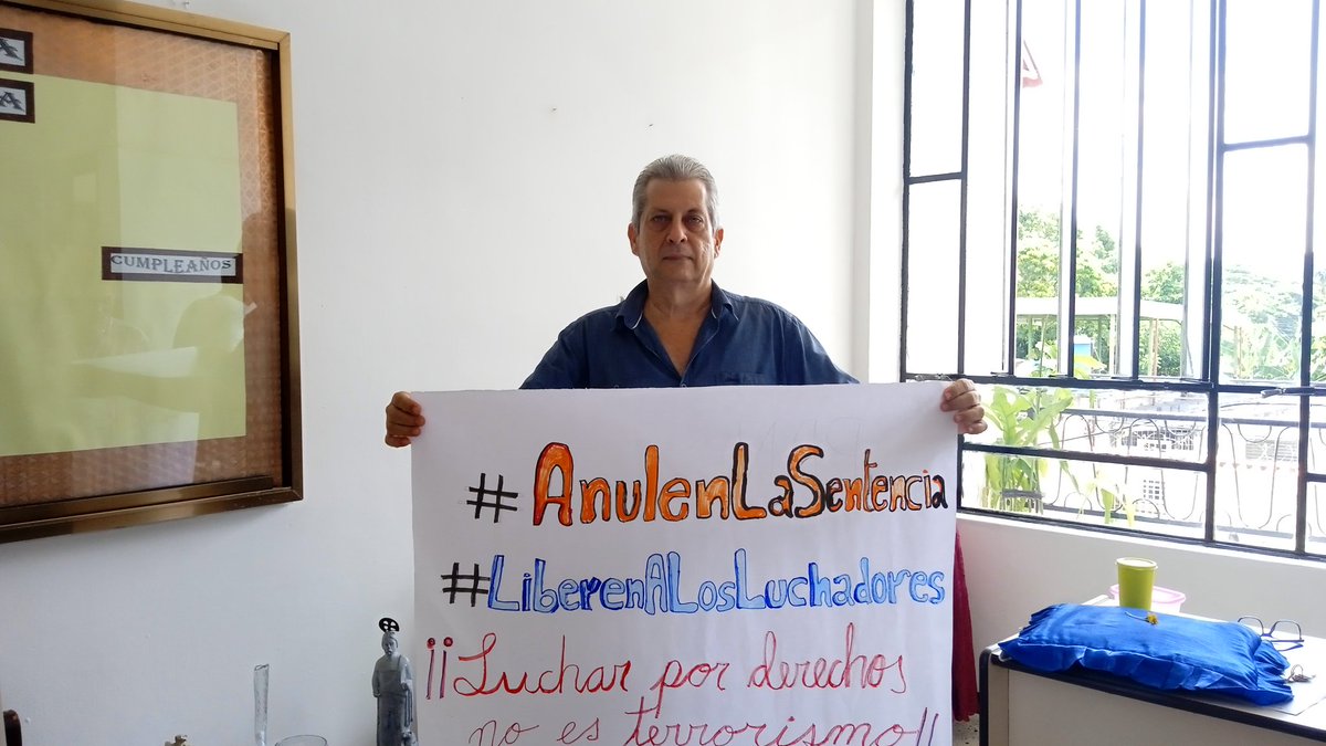 comiteporlalib1's tweet photo. #2deOct. El FAVL y su coordinador Jesús Hurtado en el #PancartazoPorLaLibertad. Sociedad civil en pleno llama a @Sala de apelación de justicia. #AnulenLaSentencia. #LucharPorDerechosNoEsTerrorismo
#LiberenALosLuchadores https://t.co/46ICU87CIX