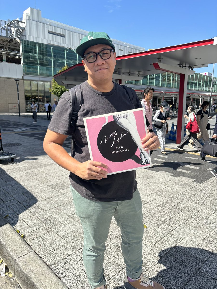 TurntableTokyo's tweet photo. Street Digging Session w/ Customer from Indonesia Thanks🙏
#vinyldigger #recordcollector #deal #wholesale #pro #recorddealer #vinyladdict #vinylhustler #vinyljunkie #turntabletokyo #recordadventure #tokyo #japan https://t.co/31tCkVQaEH