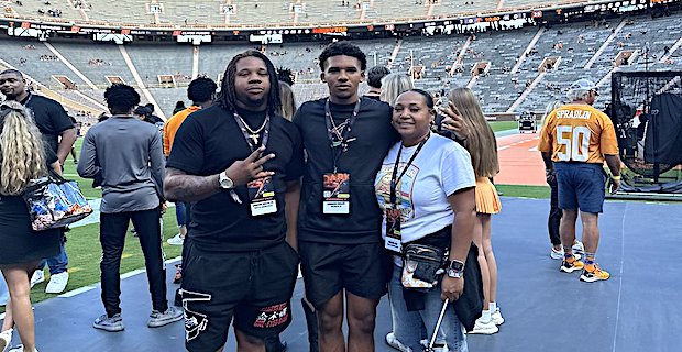 Hesperia (Calif.) Sultana '25 WR Lamason Waller was able to make it out to #Tennessee over the weekend and raved about his time in Knoxville 247sports.com/article/four-s…