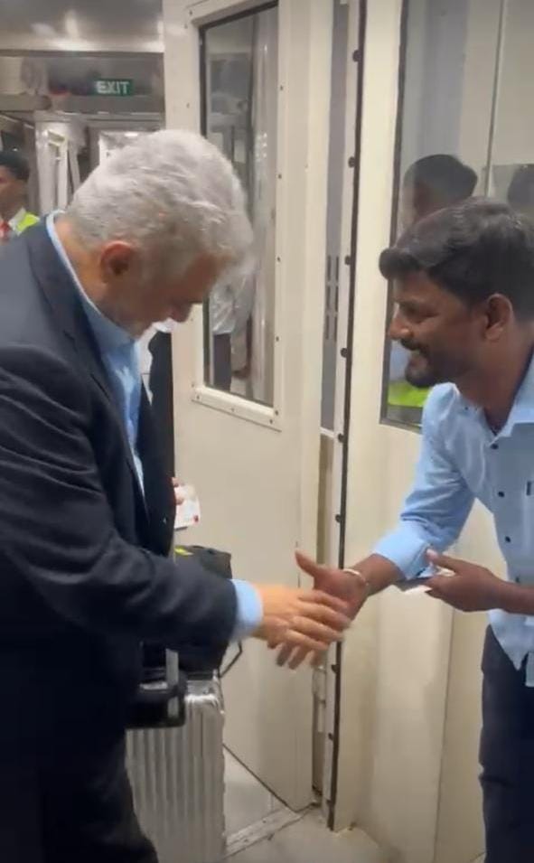 #AK always has the time for a pic or hand shake with fans at the airport 🙏