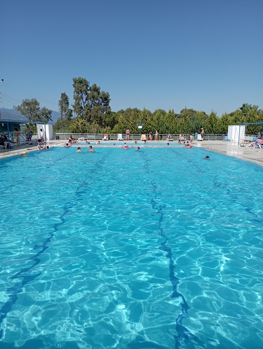 İyi gelmez mi hiç havuz havası 🙄🙄