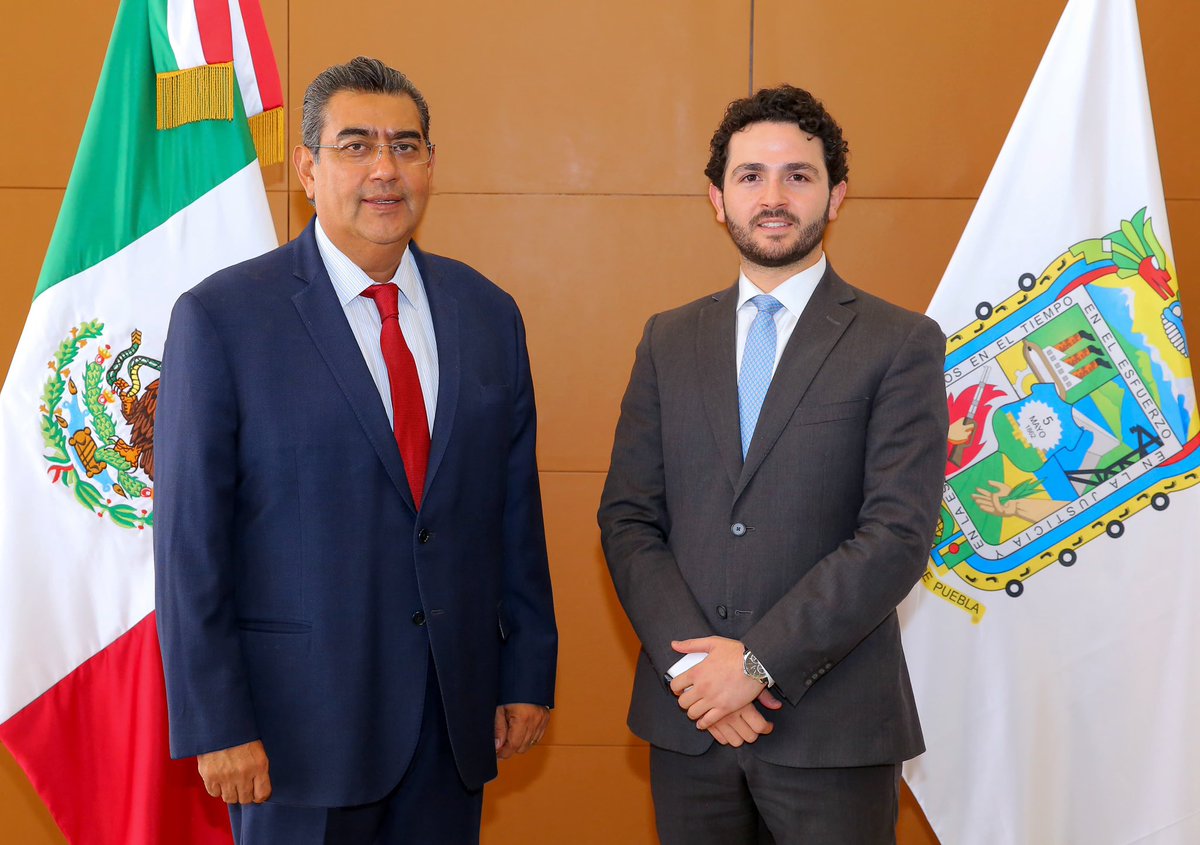 SergioSalomonC's tweet photo. Les informo que he designado a @Milo_barrera como nuevo Secretario de @EconomiaGobPue. Su misión será continuar con la atracción de inversiones a nuestro estado y la generación de nuevos empleos para las familias poblanas. 

#PueblaAcelera 
#UnGobiernoPresente https://t.co/CbL11yhAGK
