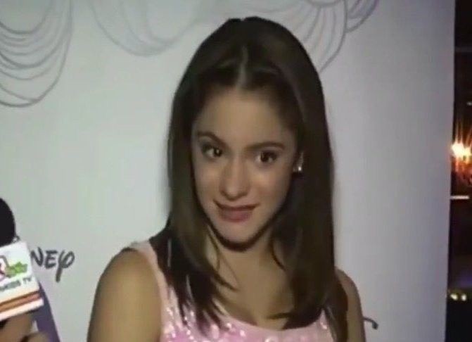 Yo así cada vez que Chris pone el inicio de "Mamita" como disco rayado 
JAJAJAJAJJ
