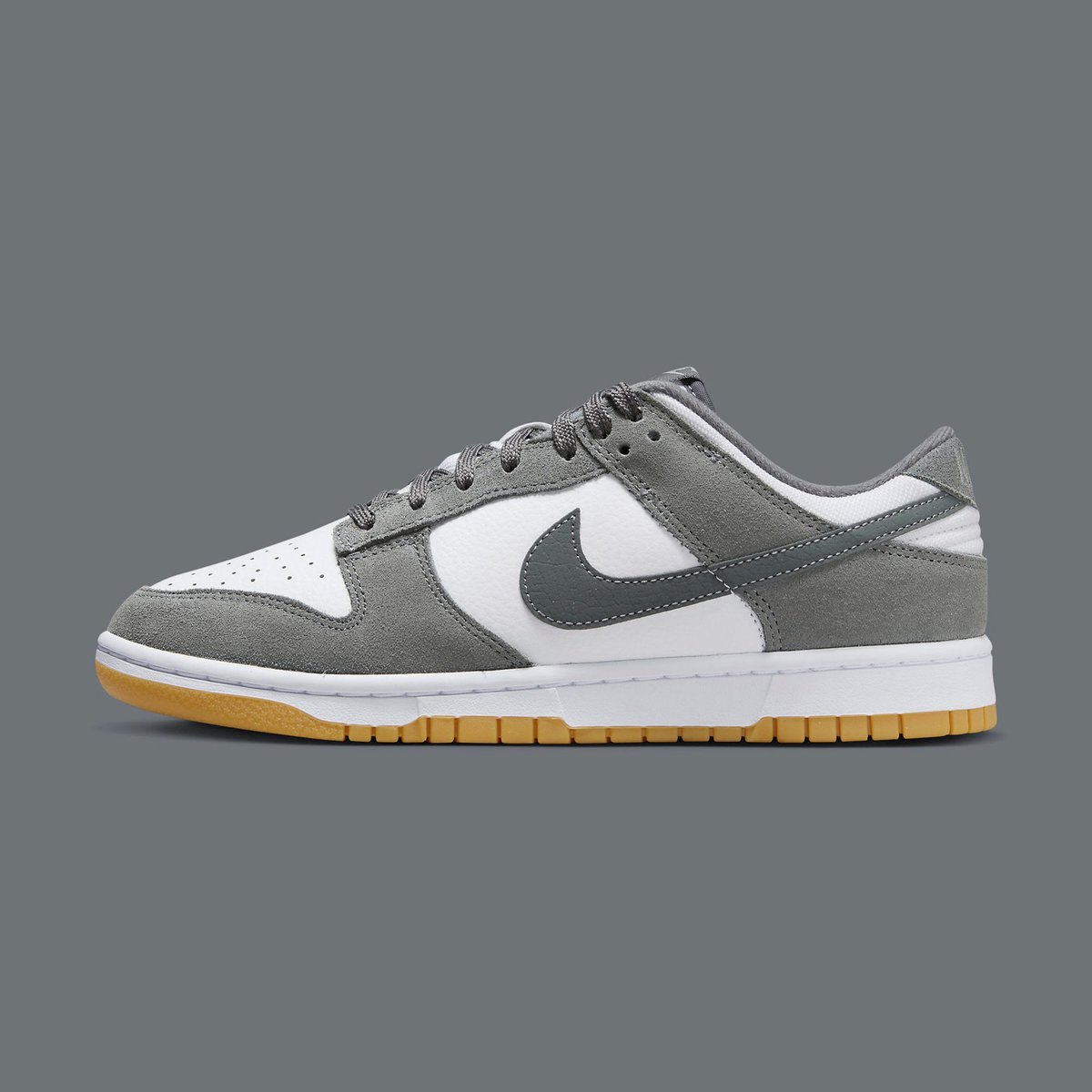 JustFreshKicks's tweet photo. The Nike Dunk Low “Grey Suede” releases tomorrow at 10am ET 🌪️

Link -> https://t.co/MkxetM4bqI https://t.co/UDjgrFcmv6