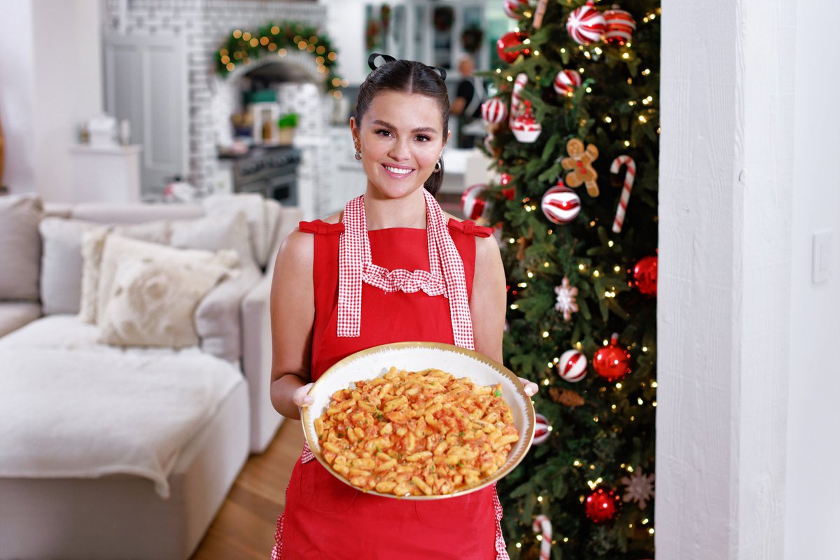 The holiday season just got brighter because #SelenaAndChef: Home For The Holidays premieres on November 30 at 8p ET on <a href="/FoodNetwork/">Food Network</a> 👩🏻‍🍳🎁