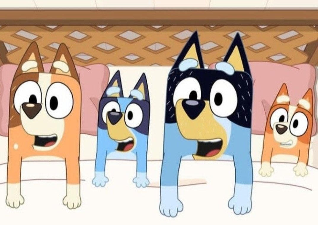 Eran cuatro en la cama y la primera reclama, moveos, moveos... <a href="/chilliheell/">chilli heeler</a>