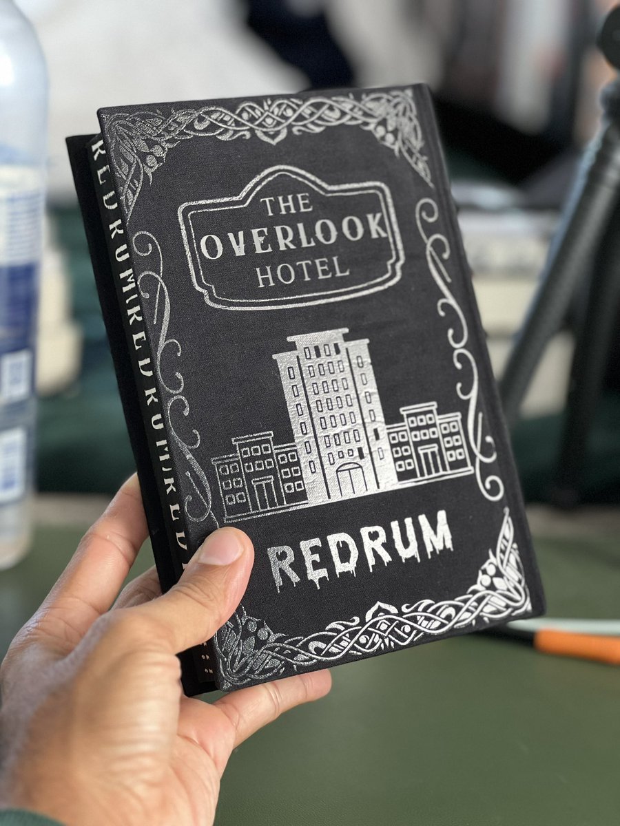 flareformatting's tweet photo. Check our tiktok to learn the rules for a chance to win this beautifully dark #rebind Good luck 😈🖤🎃
TikTok: Flareformatting
#blacktober #giveaway #theshining #booktok #rebindingbooks #bookbinding  #bookbindersoftiktok #bookbinders #handboundbooks #fyp #bookmaking #handmade https://t.co/o8L5dtWFrC