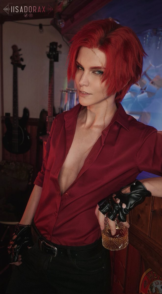 iisadorax's tweet image. Zenith is back in the bar having his usual drink.... and some fun~
I'm obsessed with this oc created by @EG_creativity