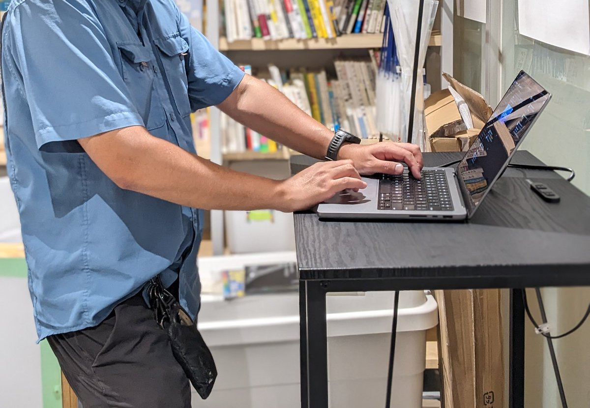 yukimedueditor's tweet image. シェアオフィスにスタンディングデスク、導入🧍💻
自分だったら１時間くらいかけて組み立てするであろうモノをものの15分で組み立てるシェアメンバーに感動🌟
#WORKWITH