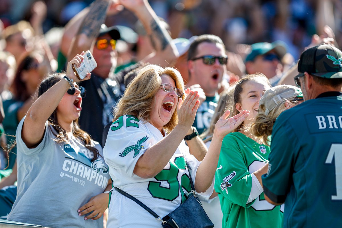 Eagles's tweet photo. #EaglesEverywhere showing up‼️

#FlyEaglesFly https://t.co/QGKRzL6wbx