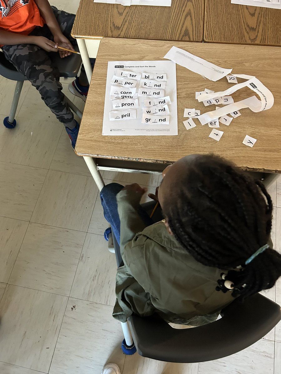 msvtaylorr's tweet photo. Our gr. 3’s are hard at work learning more about long a and long i sounds! #phonicscompanion @JamesMordenDSBN https://t.co/UEw6iizUZ4