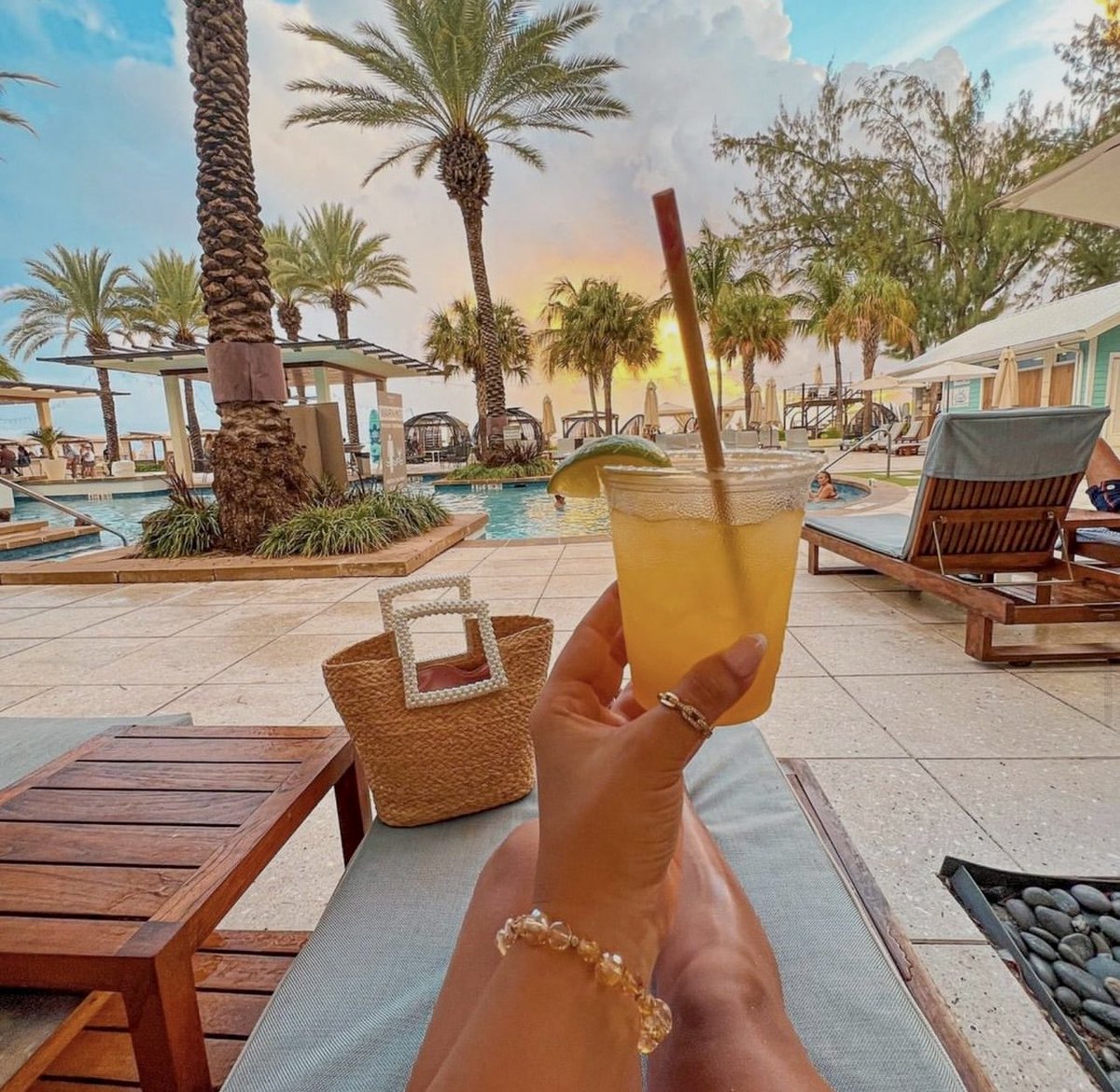 Palm trees and Cocktails… what could be better? 🌴🍹 Relax Well at the #CaymanIslandsClassic exclusive hotel partner ⁦@WestinGCayman⁩ ➡️ marriott.com/en-us/hotels/g… #WestinGCayman #RelaxWell #FeelWell #VacationWell #CaymanClassic #WestinGrandCayman