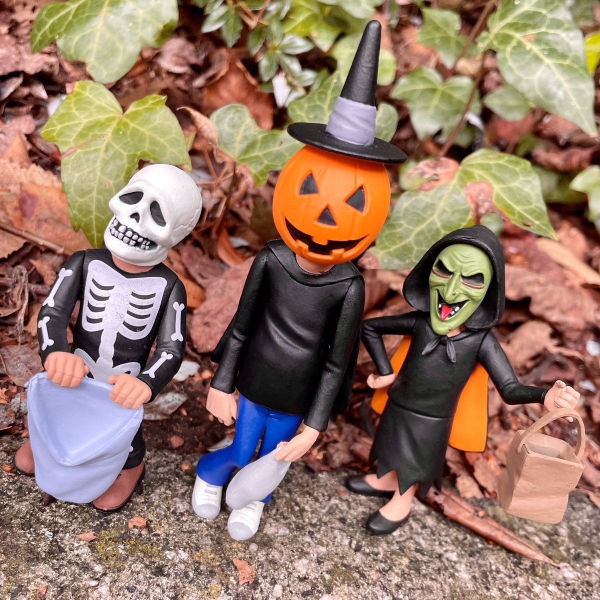 It’s almost time, kids. The clock is ticking.

‘Halloween III: Season of the Witch’ Toony Terrors 6” figures by NECA available in-store now! Get them while you can.

Only available as a pack of three.

#Halloween #Halloween3 #HalloweenIII #SeasonoftheWitch #MichaelMyers #NECA