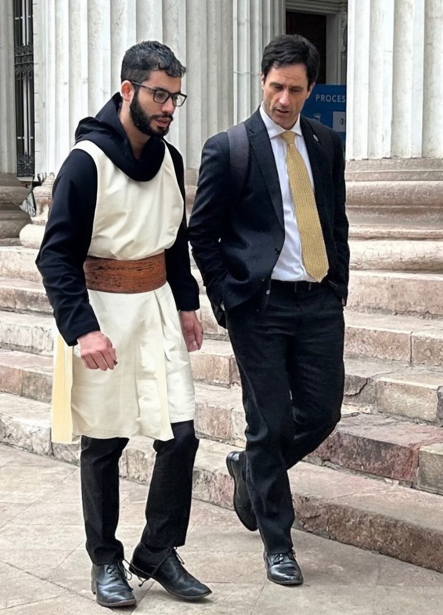 Hipokinetico's tweet photo. -Cuando te dije que te vistieras con algo más apropiado, me refería a una corbata. https://t.co/YpswqAV7yo