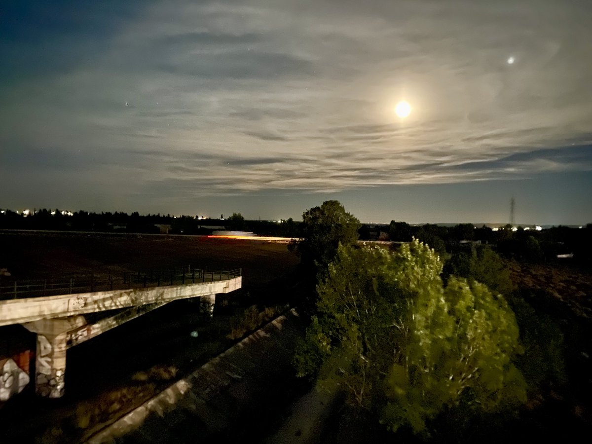 leoortizdj's tweet photo. Una de las bondades que tiene el iPhone 11 (y obviamente los posteriores) es la forma en la que captan la cámara en su modo noche y sin flash. 🥰
 #PhotoOfTheDay #NoFilters #AuthenticPhotography #NightPicture #CaptureOfTheDay #UnfilteredReality #GenuineImage  #OriginalSnapshot https://t.co/sVfkgSJusG