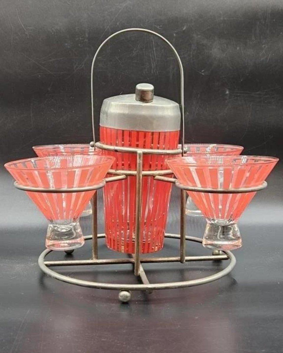 Here is a great find for our Mid Century Collectors! Serve up some swanky cocktails in this beautiful Mid Century Martini Set. Check it out here --->
theoakauctions.hibid.com
#estatesalefinds #estatesale #auction #liveoakauctions #midcentury #midcenturystyle #midcenturyhome