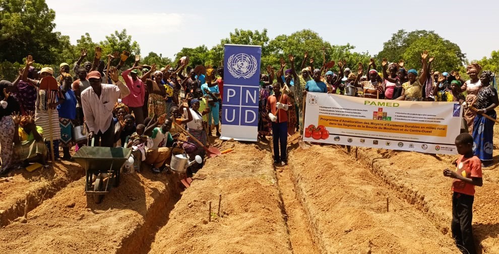PNUD_BFA's tweet photo. Série de formations de 350 nouveaux petits producteurs, dont 40% de femmes, 30% de jeunes et 20% de PDIs, sur production maraichère durable, en cours à Dédougou, Fara, Tchériba, Ténado et Dassa, communes d’intervention du #PAMED. #Agroécologie #DéveloppementDurable https://t.co/pMlZwBS0aZ