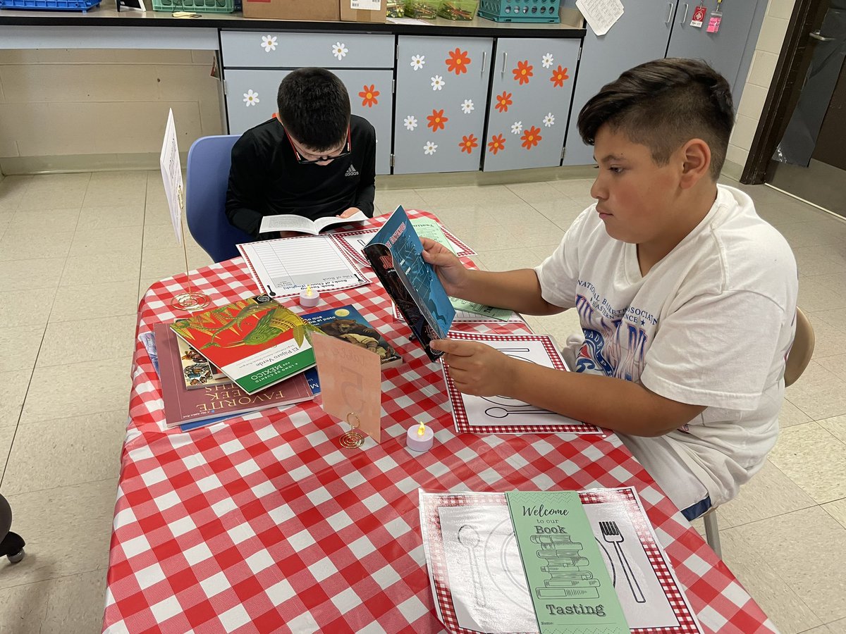 Flores_DualD93's tweet photo. Book Tasting today to help us choose our independent book. We now have a list of books of different genres that we enjoy in English and Spanish! 🥰📖#middleschool #ccsd93 #duallanguage #read #books https://t.co/UsEKERQoBc