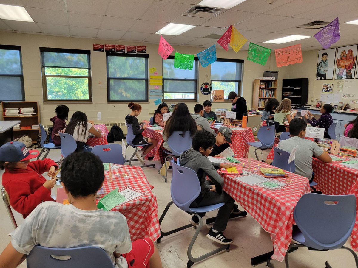 Flores_DualD93's tweet photo. Book Tasting today to help us choose our independent book. We now have a list of books of different genres that we enjoy in English and Spanish! 🥰📖#middleschool #ccsd93 #duallanguage #read #books https://t.co/UsEKERQoBc