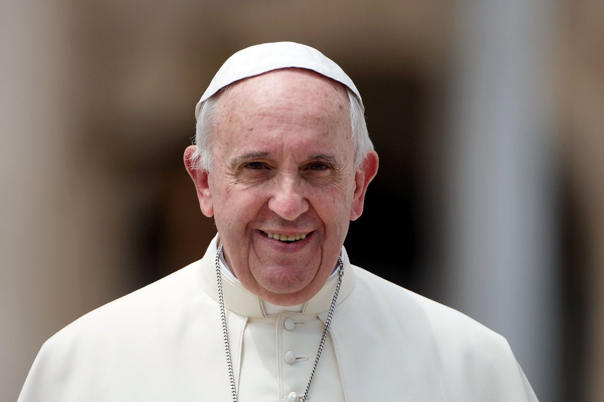 choquei's tweet photo. 🚨AGORA: Papa Francisco sugere, pela primeira vez, que casais de pessoas do mesmo sexo possam ganhar a bênção de padres católicos no casamento. https://t.co/gdDe3lhmU5