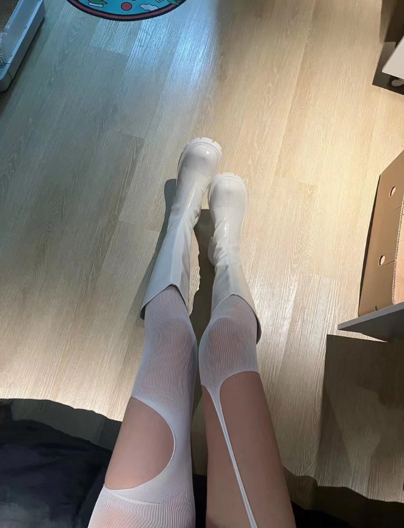 EverleeSti99990's tweet photo. 嘿嘿这样会喜欢嘛😎这样的丝袜有撕开过嘛🤭
#人妻 #反差 #美女 #御姐 #白丝 https://t.co/ySf26SHXRf