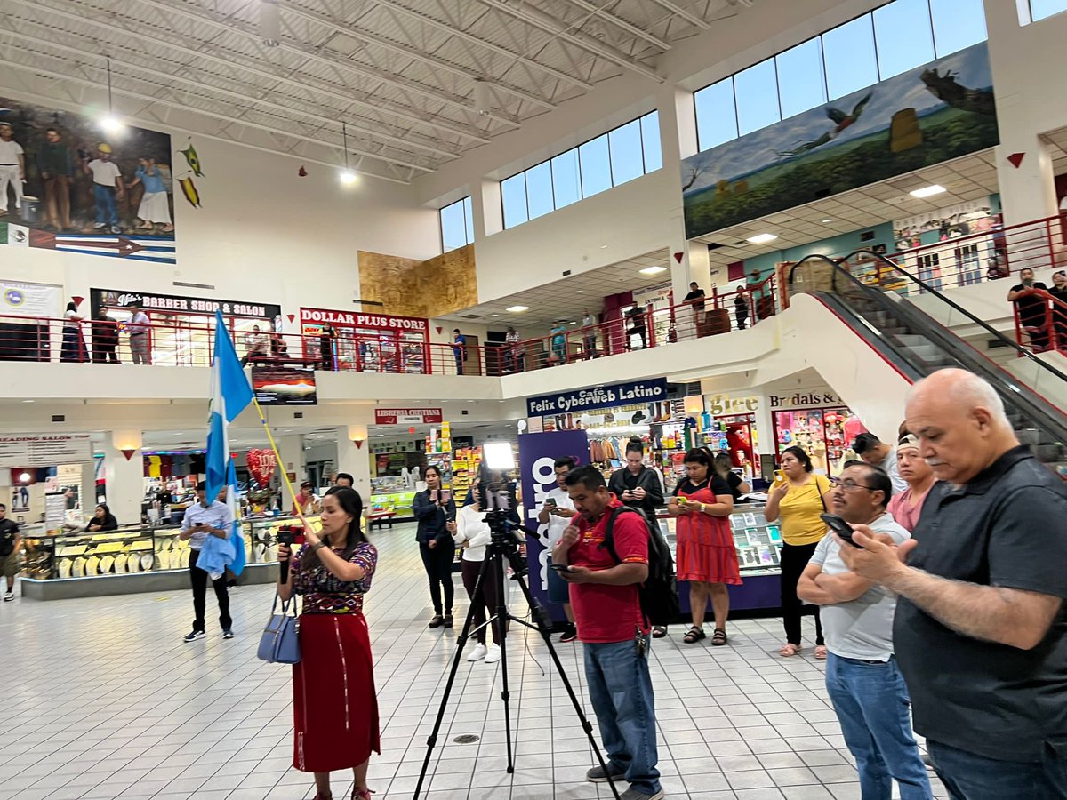 vozinmigranteLA's tweet photo. Nuevamente la comunidad 🇬🇹 del área metropolitana de Washington, DC, marca la pauta al manifestarse pacíficamente contra acciones desestabilizadoras cometidas por el MP. Mall La Unión es el lugar donde hoy se reunirían públicamente con @BArevalodeLeon 
📷@LettyBaran 
@lanegrisgt https://t.co/XoabkwoLau