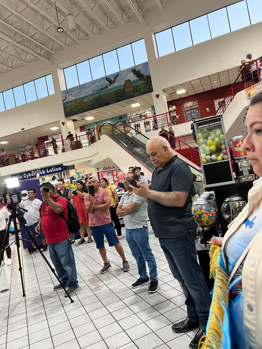 Nuevamente la comunidad 🇬🇹 del área metropolitana de Washington, DC, marca la pauta al manifestarse pacíficamente contra acciones desestabilizadoras cometidas por el MP. Mall La Unión es el lugar donde hoy se reunirían públicamente con <a href="/BArevalodeLeon/">Bernardo Arévalo</a> 
📷<a href="/LettyBaran/">Letty Baran</a> 
<a href="/lanegrisgt/">Sonia Pérez D. 💚</a>