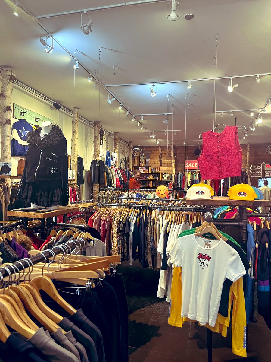 Kfa85J's tweet photo. バンクーバー古着屋巡りDIY 🇨🇦 https://t.co/gDGRAW1IIL
