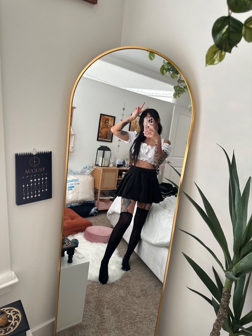 casual kitty !! don&rsquo;t mind the calendar i know it&rsquo;s october but mentally i have been in august since