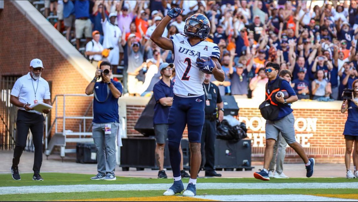 JosephWQB1's tweet image. #AGTG After a great conversation with @CoachJessLoepp I’m blessed to announce I have received an offer from the University of Texas San Antonio @CoachEMcQueen @SummitFB @woodscoach1 @SHS_OSHOW @CoachC_Osunde @CoachJ_O #UTSA #LetsGo210 #BirdsUp