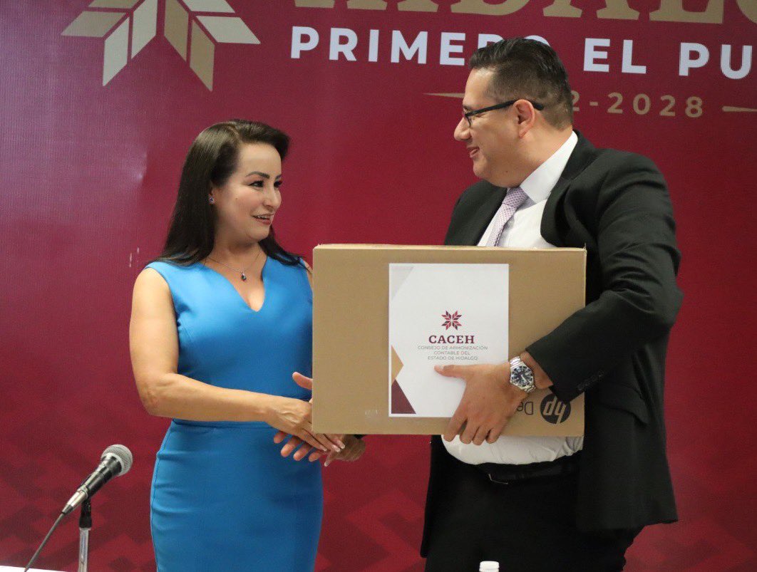 Esther_RamirezV's tweet photo. Asimismo, realicé la toma de protesta como nuevos integrantes del #CACEH a @OsirisLeines,  presidente de la Junta de Gobierno del @CongresoHidalgo  y a @Mariela_ValeroM,  titular de @ConciliacionHGO, así como la entrega simbólica de equipo de cómputo a @jorvalverdeASEH, titular de la @ASEH_Hgo, para coadyuvar en el cumplimiento de la armonización contable en los entes públicos.