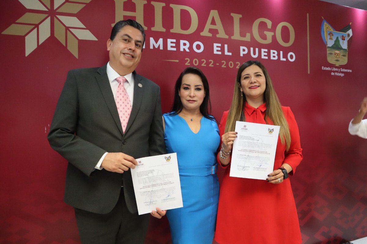 Esther_RamirezV's tweet photo. Asimismo, realicé la toma de protesta como nuevos integrantes del #CACEH a @OsirisLeines,  presidente de la Junta de Gobierno del @CongresoHidalgo  y a @Mariela_ValeroM,  titular de @ConciliacionHGO, así como la entrega simbólica de equipo de cómputo a @jorvalverdeASEH, titular de la @ASEH_Hgo, para coadyuvar en el cumplimiento de la armonización contable en los entes públicos.
