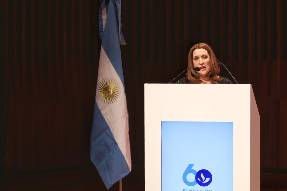 #PremiosFBB | 🗣️ "Espero que esta premiación impulse a investigadoras jóvenes y a niñas que, al igual que yo, sueñan bajo los árboles con ser científicas. ¡Anímense! No hay nada más gratificante que convertir los sueños en realidades."
