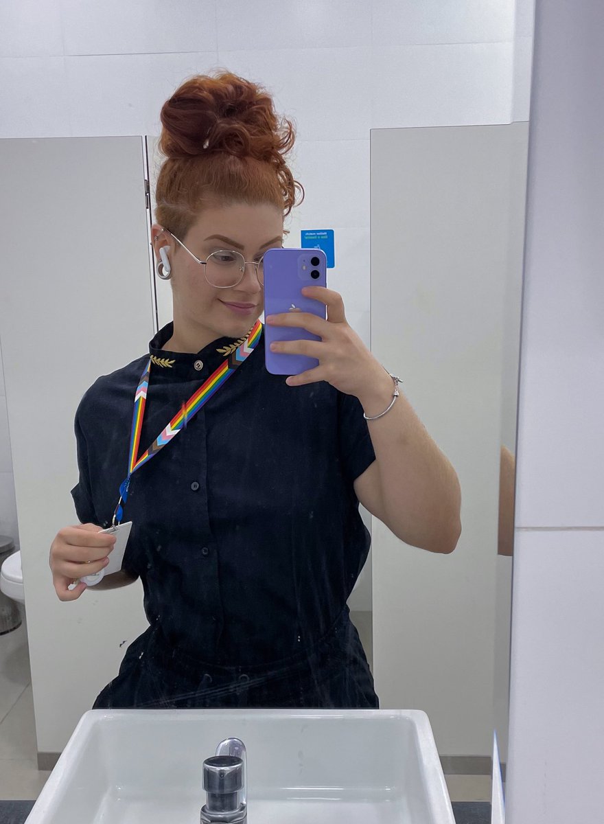 Sapalizei's tweet photo. a rayssa que se assumiu aos 14 anos cheia de medo do futuro nunca imaginaria que aos 21 estaria trabalhando para uma das maiores empresas do país sem precisar esconder ou mentir o principal: quem sou.

olha gente ganhei meu crachá e ele é boiola igual eu! 🏳️‍🌈🥰 https://t.co/FoPc8JogpJ