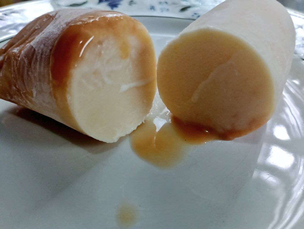 Esse é o nosso sacolé de pudim.
Calda cremosa mesmo após ir ao filtro.
Isso é uma mãe que nunca colocou os pés na cozinha porque passou a vida inteira estudando e trabalhando, mas por um filho, a gente se reinventa.
Isso, eu aprendi com o meu pai.
RJ, pedidos pelo 975192770.