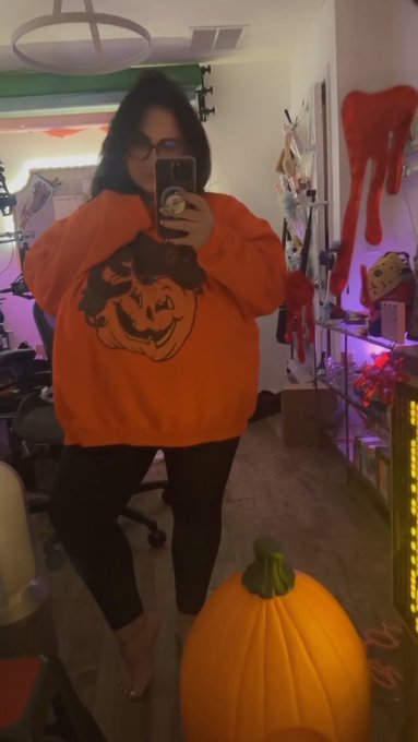 happy monday 🧡 vlog 115: https://t.co/OKpgtDnxmT + happy octayber post up on my spicy sites 🎃 https://t