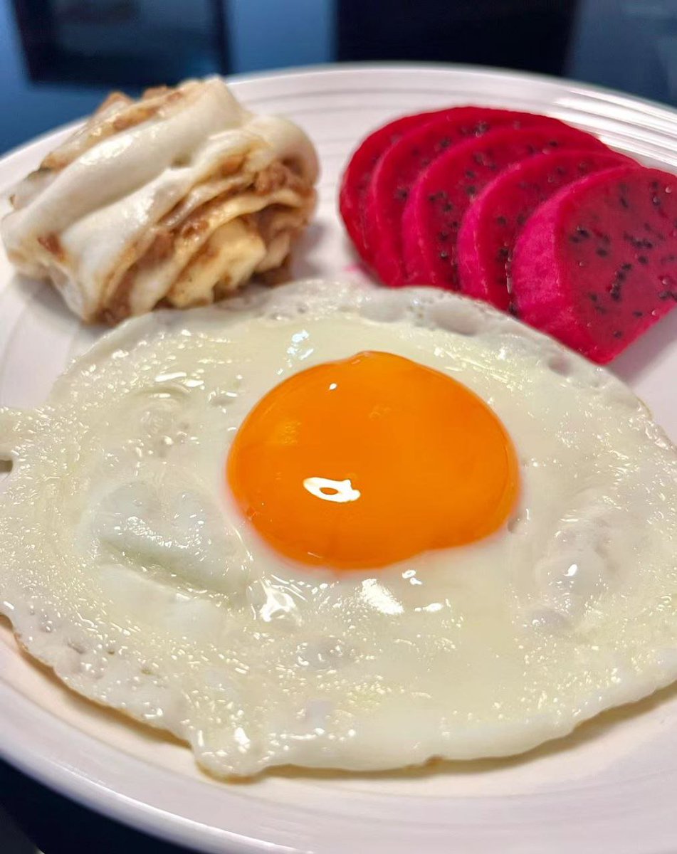 nutalapi's tweet image. Today’s breakfast is Coconut Tremella Fish Maw Soup, Omelette, Mini Hanamaki, and Dragon Fruit😘😘😘