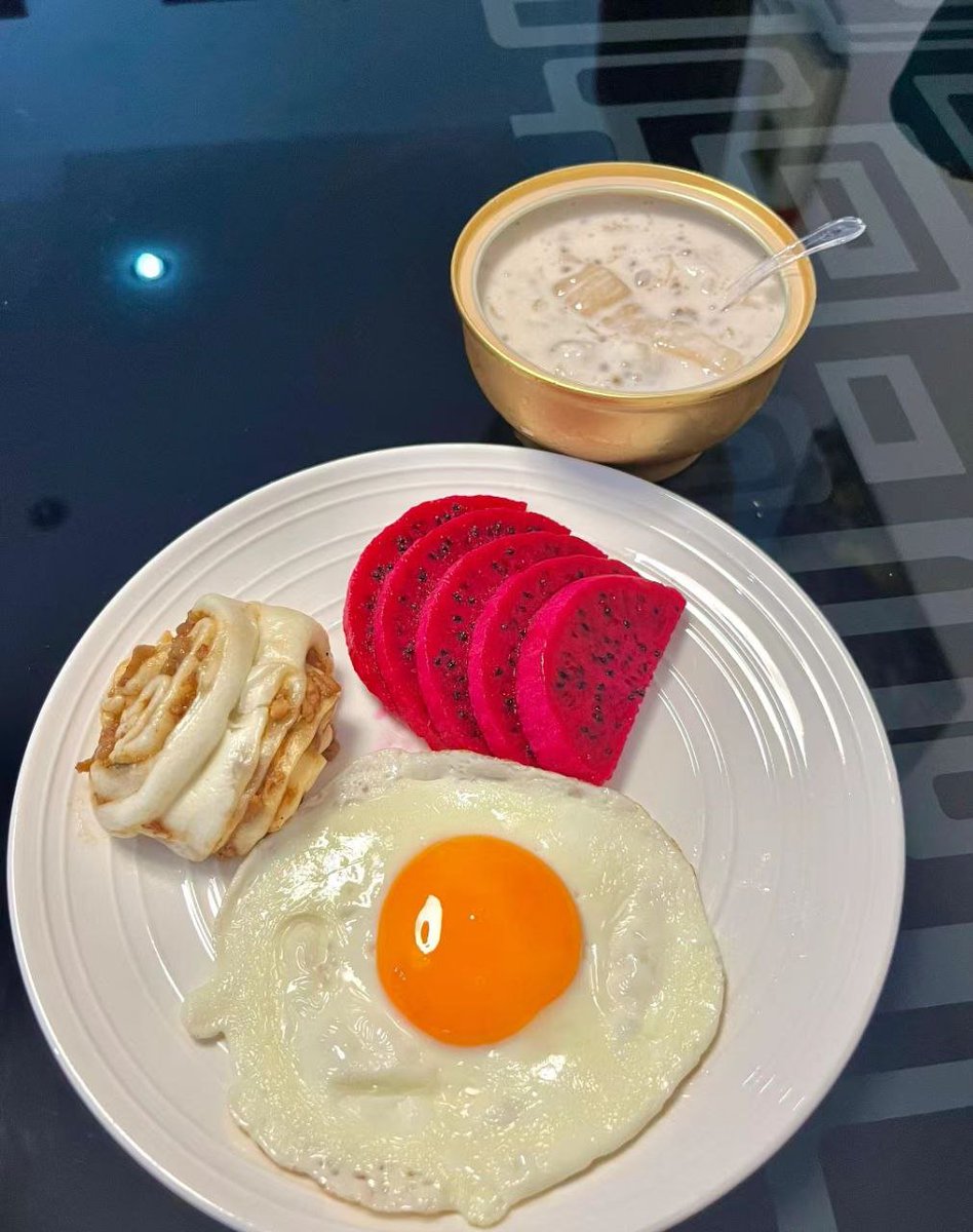 nutalapi's tweet image. Today’s breakfast is Coconut Tremella Fish Maw Soup, Omelette, Mini Hanamaki, and Dragon Fruit😘😘😘