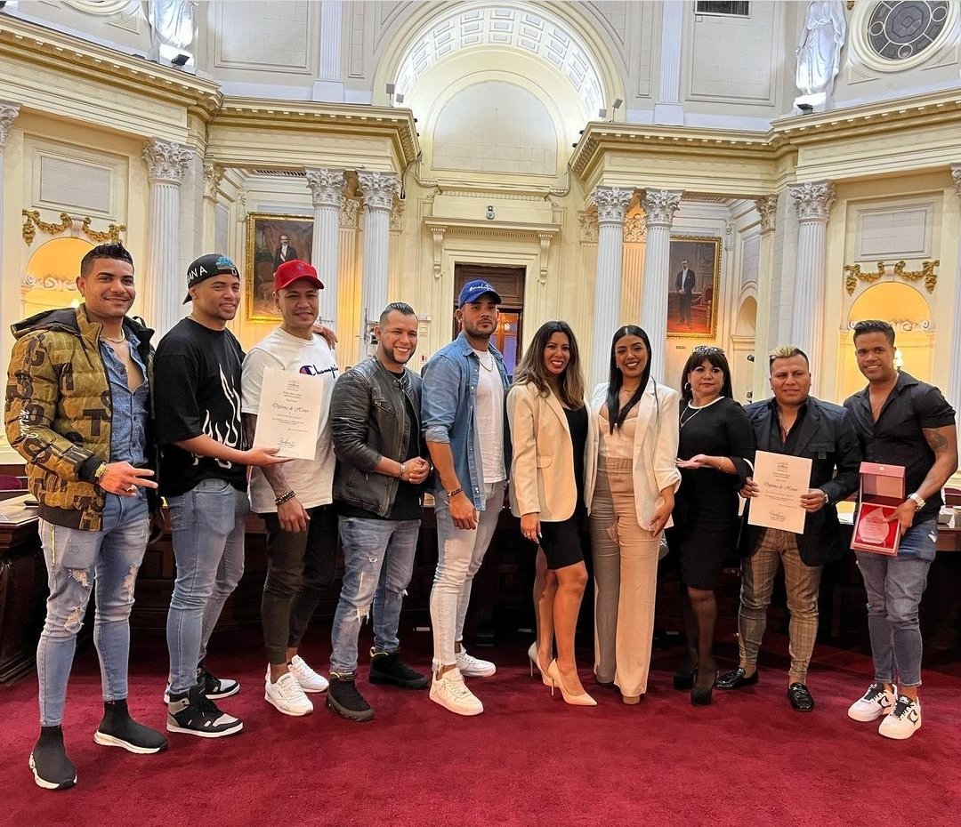 rataneda's tweet photo. No dejemos que detalles sin importancia como un asesinato nos impidan ver la gran labor de Rosselli Amuruz como congresista. Por ejemplo, adjunto una foto de ella cuando condecoró a la orquesta "La combinación de La Habana" https://t.co/BA9upTxP6z