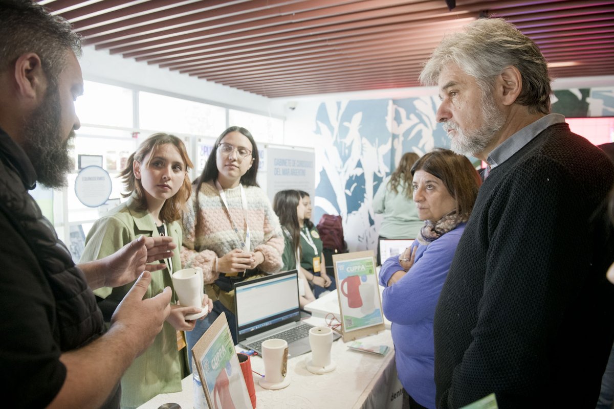 “Taza especial para personas no videntes” de la Escuela "Guillermo Lehmann". Una respuesta innovadora a una demanda clave: crearon una taza inalámbrica con sensores de movimiento y temperatura 🤯 Cuando el agua es suficiente y la temperatura correcta, se escucha una alarma 🔊