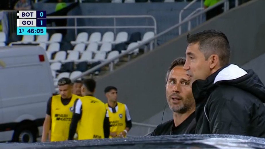 DoentesPFutebol's tweet photo. Bruno Lage conversando e tentando entender o que está acontecendo. Ao fundo, o artilheiro do Brasileirão, que decidiu por colocar no banco. 

E Di Plácido, lateral de origem, que optou por bancar também para improvisar Tchê Tchê. https://t.co/8WVAx74oHl